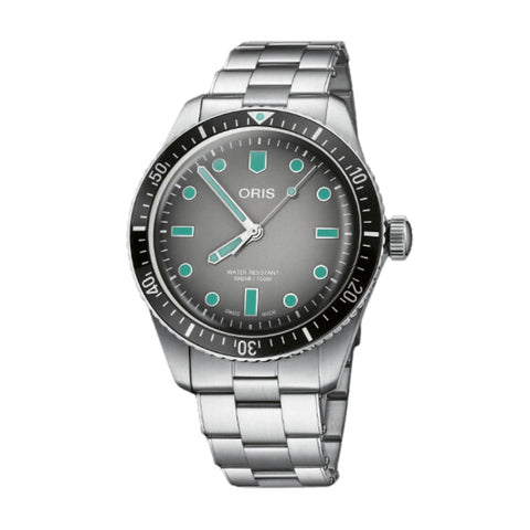 Oris Divers Sixty-Five-Oris Divers Sixty-Five - 01 733 7707 4053-07 8 20 18 - Oris Divers Sixty-Five in a 40mm stainless steel case, grey dial. Water resistance of 10 bar. Automatic movement, power reserve of 38 hours. Stainless steel bracelet.